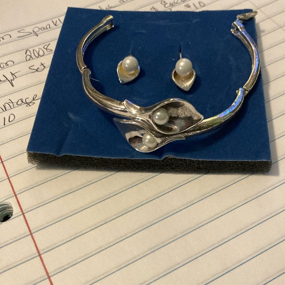 Avon Silver bracelet and earrings with Calla Lily and Pearl Design gift set - Picture 1 of 2